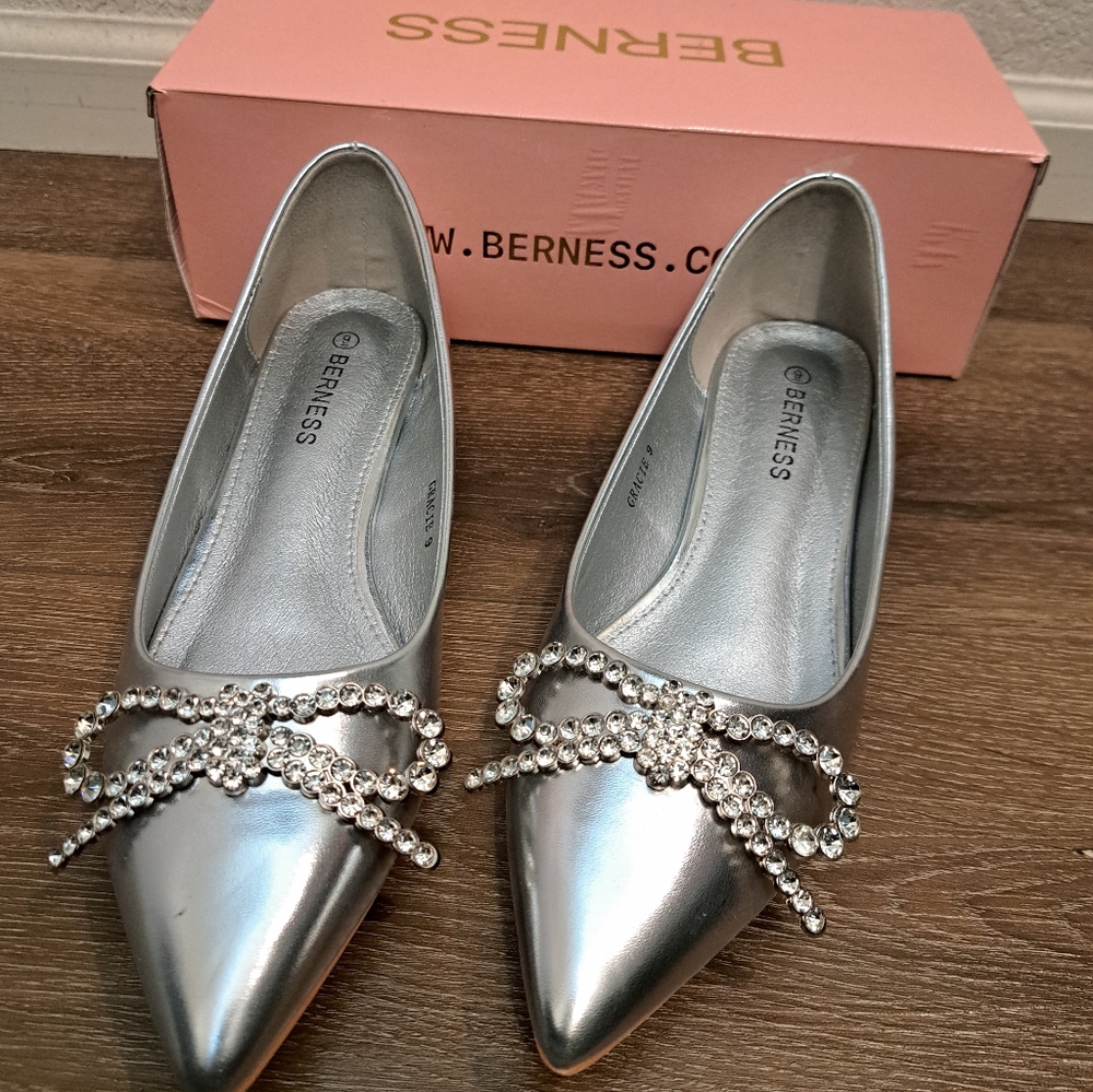 Womens Berness Silver Low Slip On Dress Shoes With Crystal Bow US 9